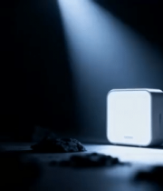 聚光灯下的白色电子产品10429#横屏 