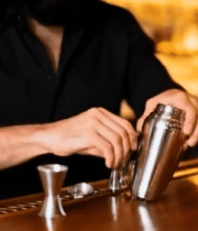 酒吧内男子微笑素材9555#横屏 