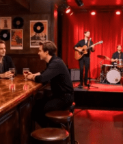 	 酒吧内朋友聚会听乐队演奏4358#横屏 