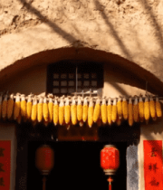 窑洞门口晾晒的玉米4747#横屏 