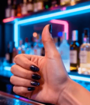 酒吧内手部特写竖大拇指11226#横屏 