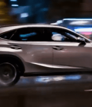 夜间道路上行驶的银色1593#横屏 