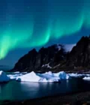 北极冰山之上的极光景观1438#横