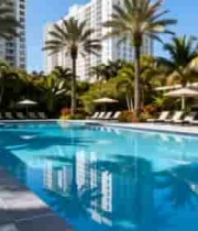 城市泳池与棕榈树景观3395#横屏 