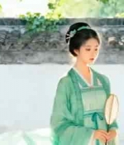 古风女子持扇于庭院中伫立4360#横屏 