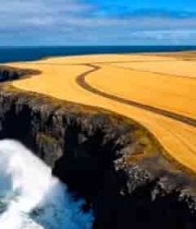 海岸悬崖与金黄田野景观5510#横屏 