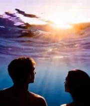 海底情侣仰望水面阳光2536#横屏 