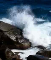 海浪拍打礁石的自然景象(1)2634#横屏 