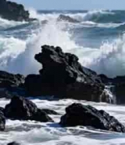 海浪拍打礁石的海岸景象3037#横屏 