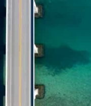 海上公路汽车行驶俯瞰画面1687#横屏 