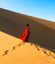 红衣人漫步沙漠沙丘2084#横屏 