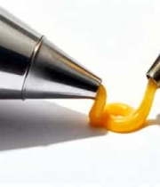 金属器具挤出黄色液体特写2416#横屏 