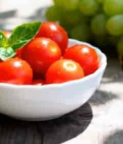 木桌上盛有西红柿的白色碗2358#横屏 