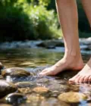 人赤脚踩在溪流石头上1684#横屏 