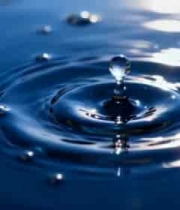 水滴落入水面形成涟漪特写3665#横屏 