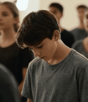 青少年群体中的男孩低头画面9632#横屏 