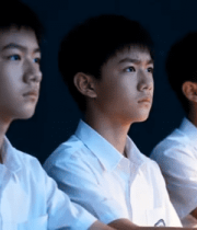 青少年穿白衬衫并排坐着10279#横屏 