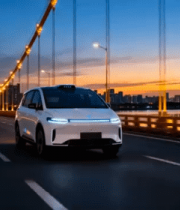 桥上行驶的新能源汽车8580#横屏 