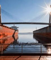 桥梁下停泊的大型货船11407#横屏 