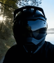 骑行者戴头盔于湖边树林自拍3040#横屏 