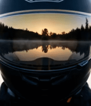 骑手头盔映出森林湖泊景象6423#横屏 