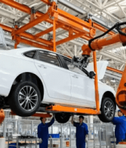 汽车工厂机器人与工人作业场景9572#横屏 