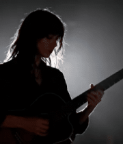 女子室内弹奏吉他9633#横屏 