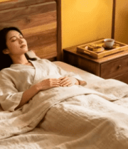 女子卧室床上休憩场景11692#横屏 