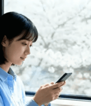 女子在列车上使用手机7998#横屏 