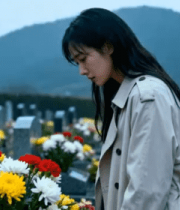 女子雨中墓地献花缅怀9160#横屏 