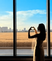 女子窗前麦田比心3238#横屏 