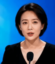 女性主持人对着麦克风讲话13109#横屏 