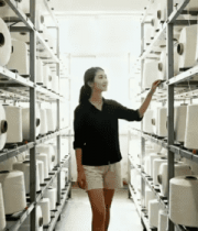 女性在纺织仓库查看纱线1041#横屏 