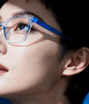女性佩戴蓝色透明眼镜特写11788#横屏 