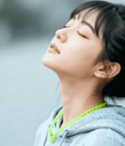 女孩户外闭眼仰头放松瞬间486#横屏 