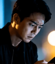 男子专注看手机画面11974#横屏 