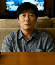 男子坐在沙发上看电视3941#横屏 