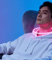 男子坐沙发佩戴发光颈环1475#横屏 