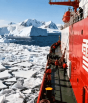 南极雪龙船与冰川景象1547#横屏 