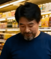 男子在超市挑选饮料素材326#横屏 