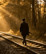 男子于林间铁轨漫步4653#横屏 