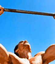 男子户外古迹旁做引体向上8184#横屏 