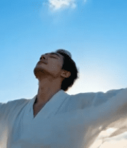 男子穿白衣张开双臂面向天空7239#横屏 