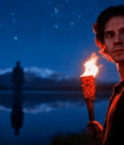 男子持火把于湖畔星空下5020#横屏 