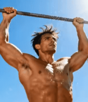 男子户外古迹旁做引体向上8184#横屏 