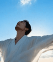 男子穿白衣张开双臂面向天空7239#横屏 