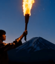 男子持火炬富士山背景画面5406#横屏 