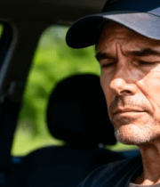 	 男子车内驾驶特写4661#横屏 