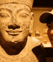 男子博物馆与古代石像合影11058#横屏 