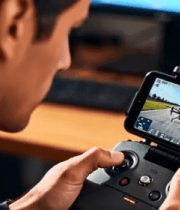 男子操控无人机控制器画面8816#横屏 